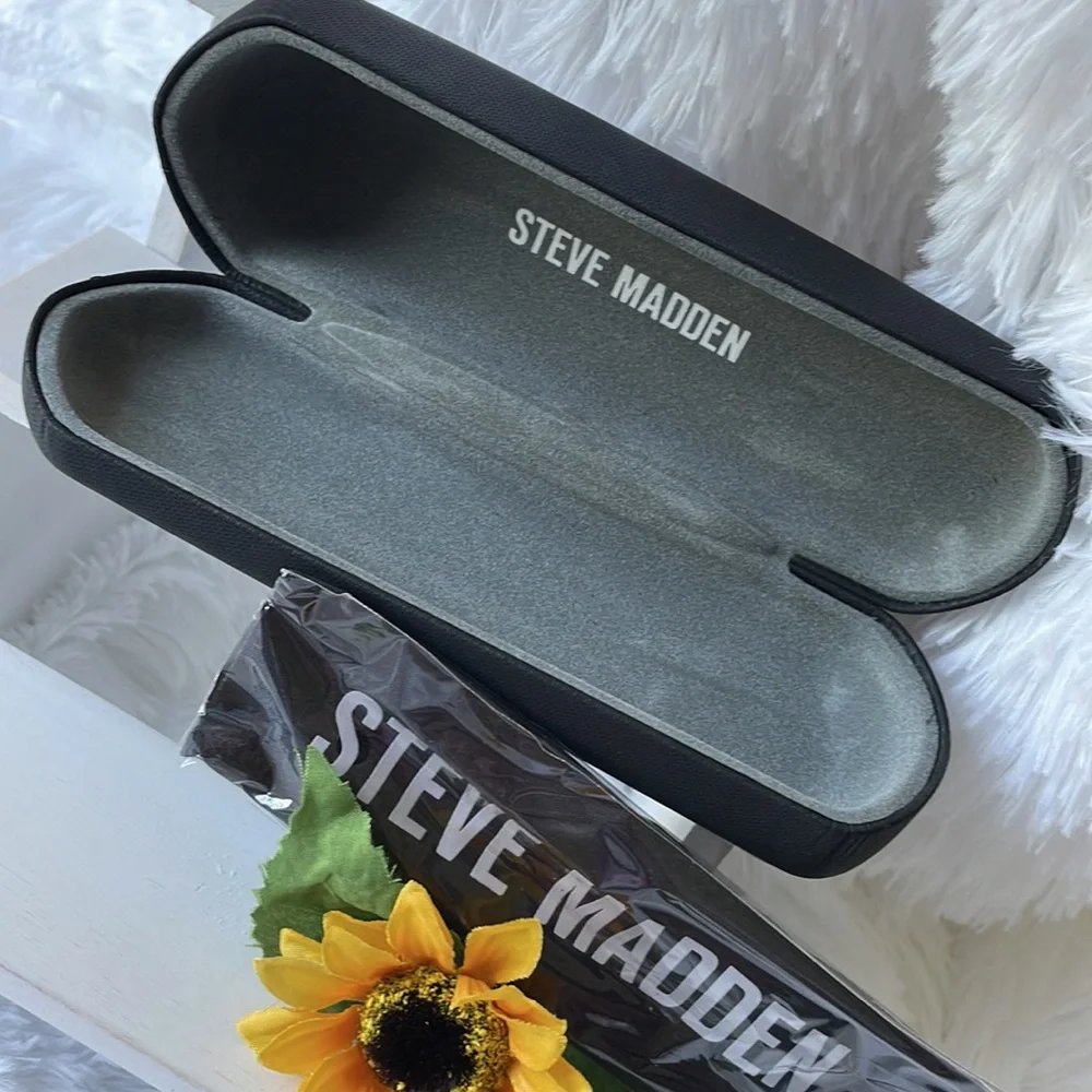 Steve Madden Case With Cloth - Picture 3 of 4